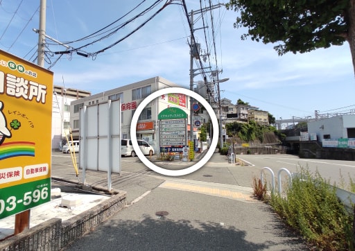 JR舞子駅方面行きバス通りをJR舞子駅方向に進み高架手前で、 左側のドコモショップを目印にして写真の看板を見つけてください。