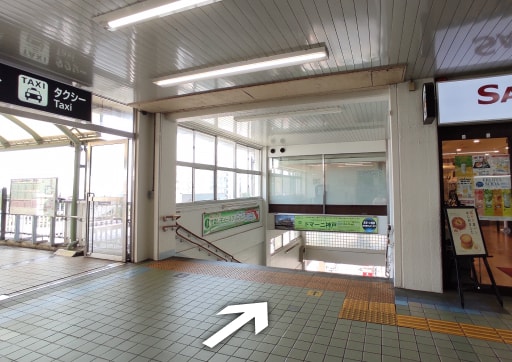 JR舞子駅の改札より海側の階段出口を降りてください。